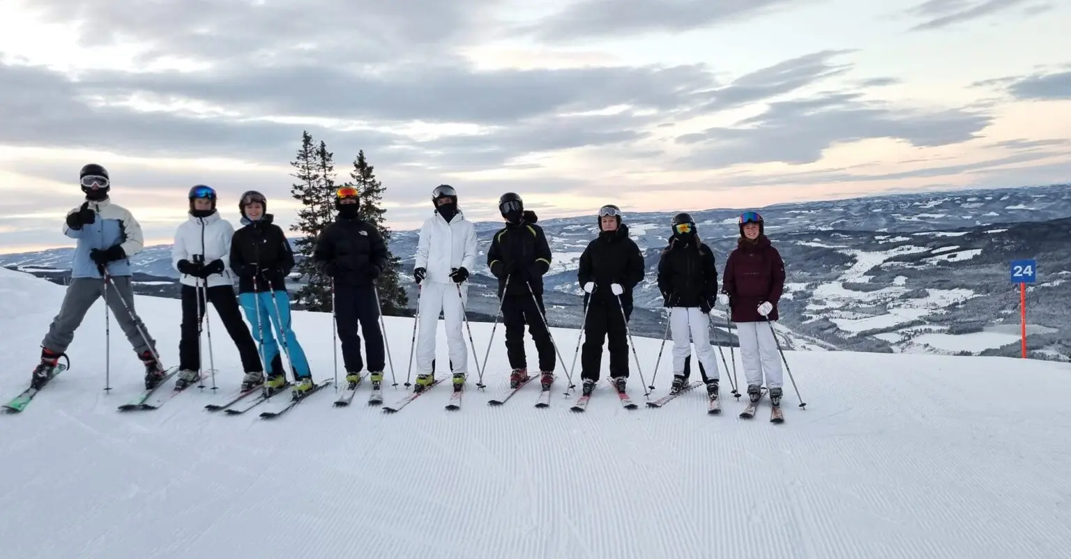 Elever med ski på skitur med efterskolen