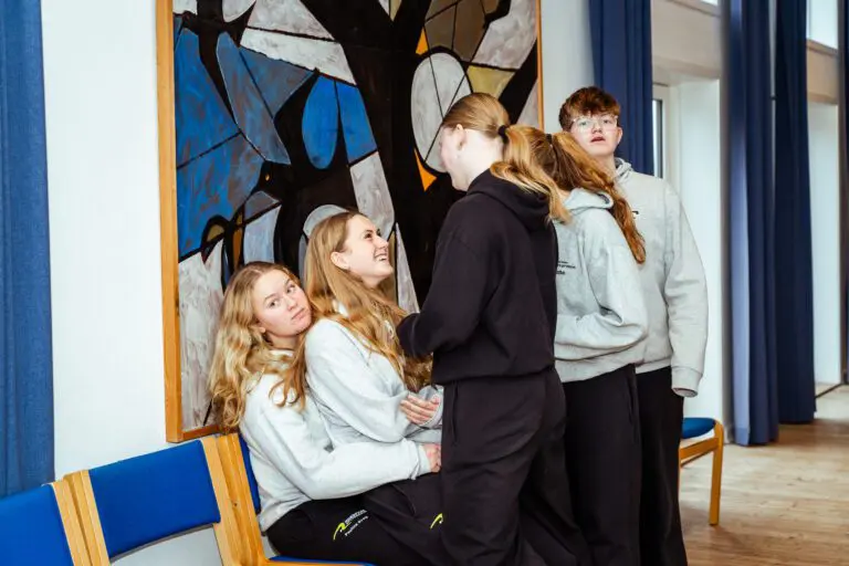 Piger hygger i fællesrum på efterskole