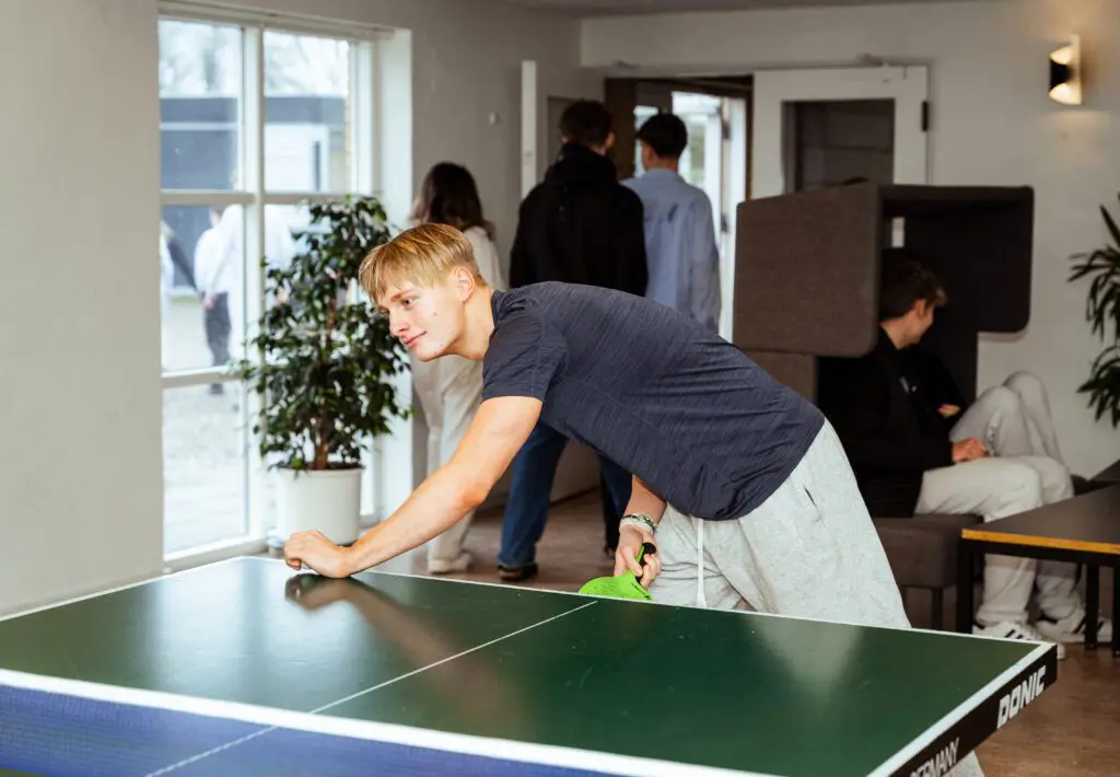 Dreng spiller bordtennis på efterskole