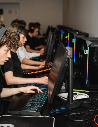 Elever på eSport efterskole spiller på computer