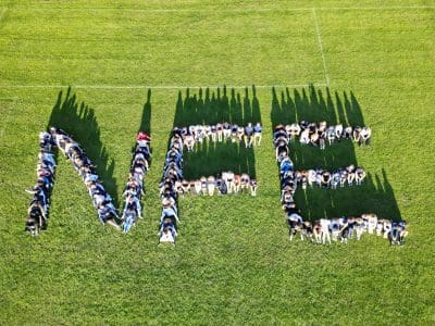Dronefoto af årgang 23/24 Nordfyns Efterskole