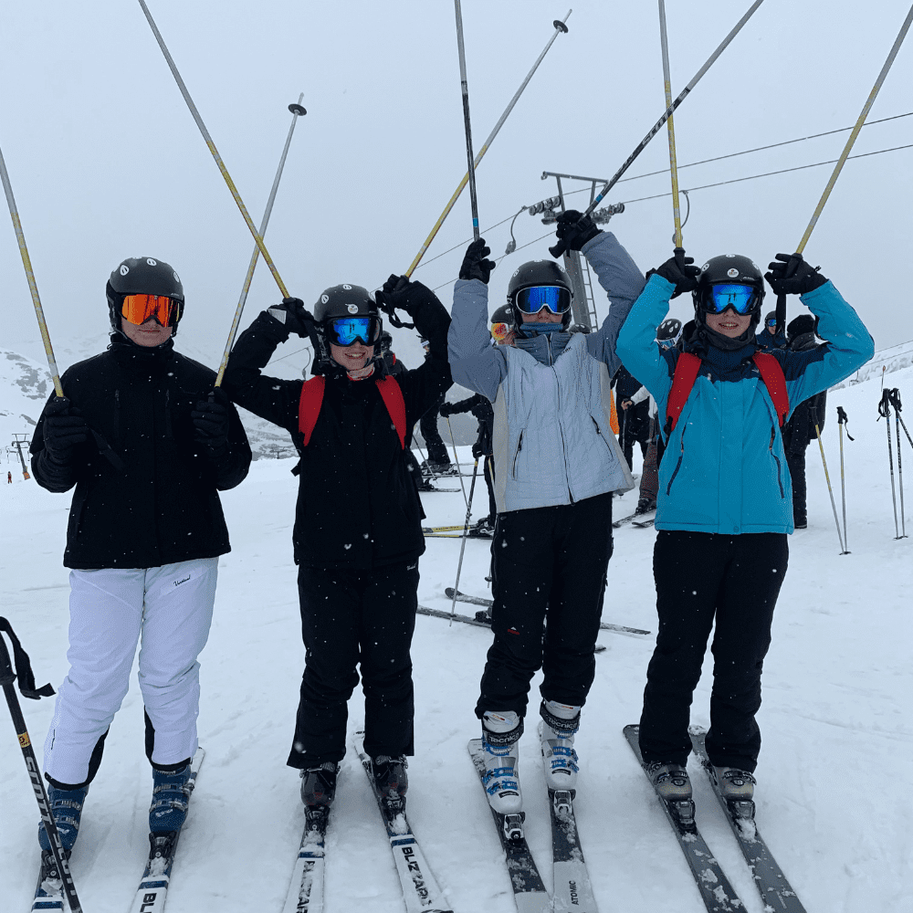 Glade elever på ski på efterskole