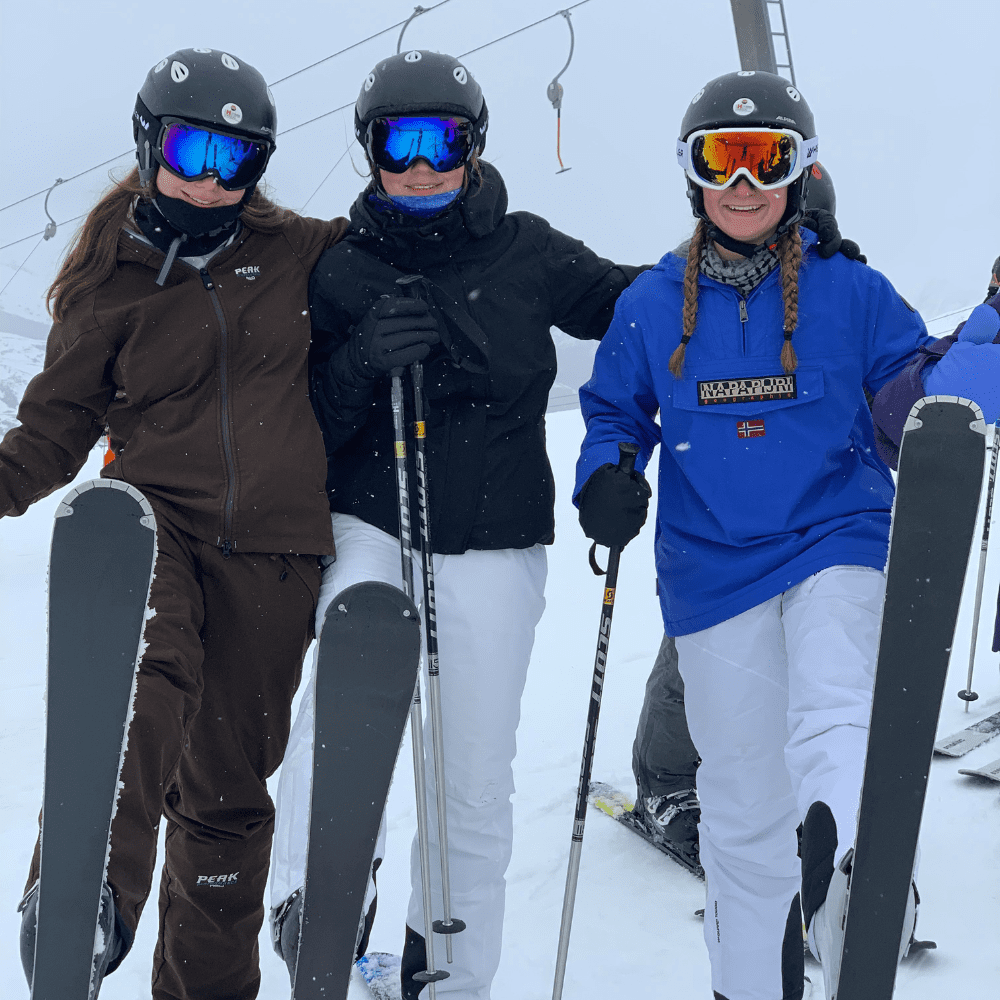 3 elever poser på skitur på efterskole