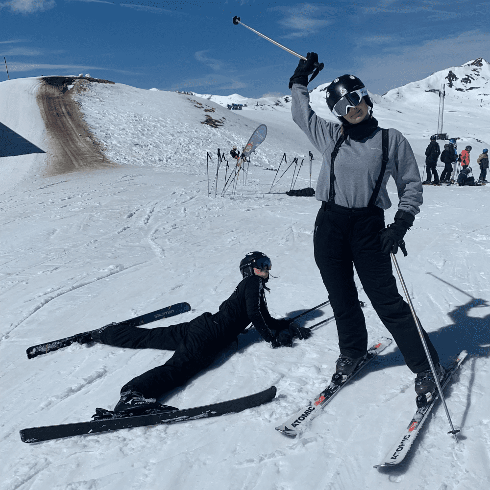 2 elever på skitur med efterskole