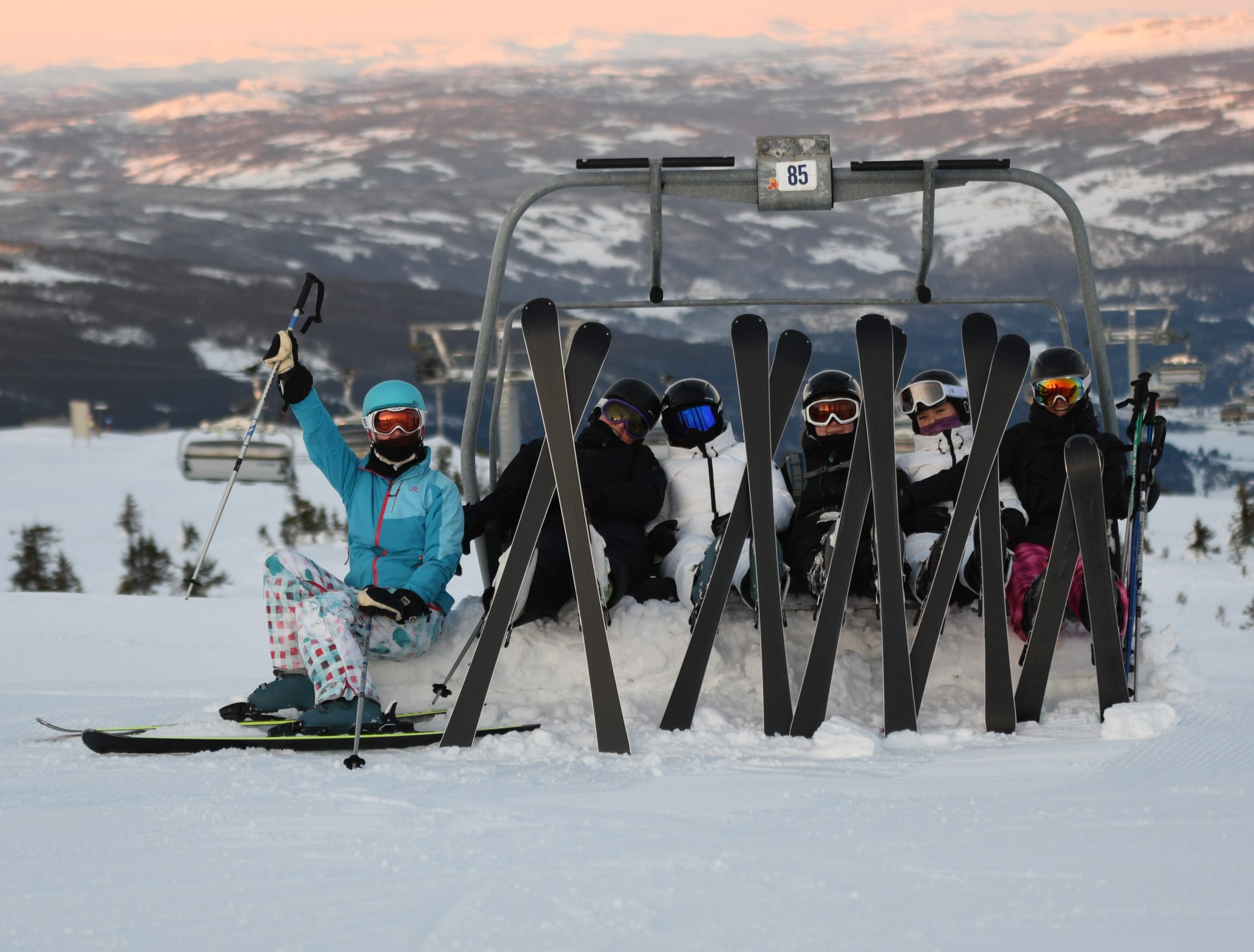 2 elever på skitur med efterskole