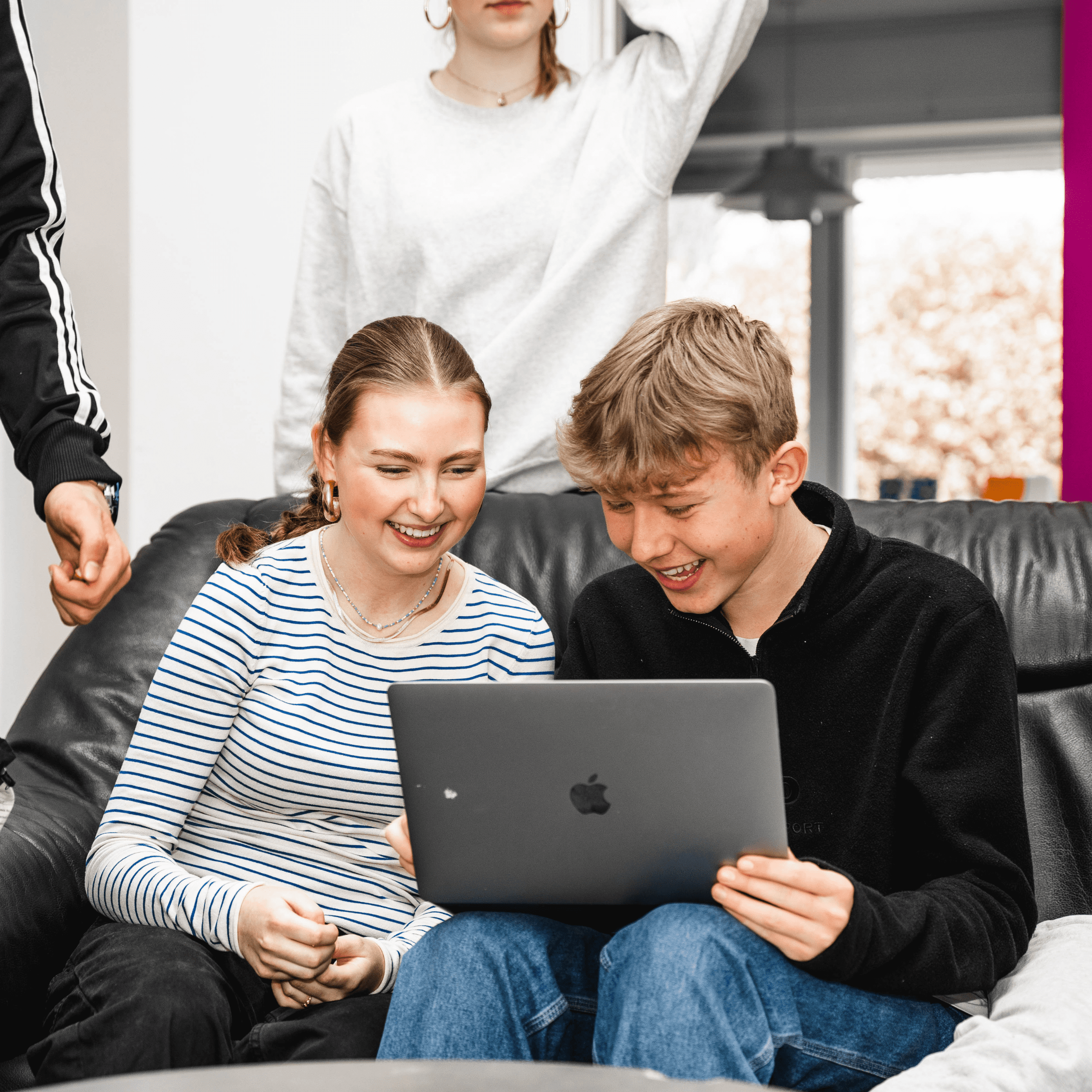 2 elever laver gruppearbejde i 9. klasse på efterskole