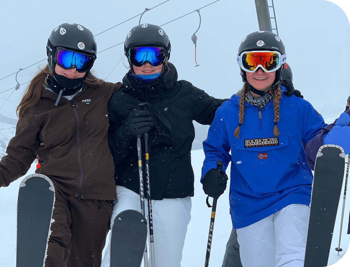 Tre piger på ski på efterskole tur